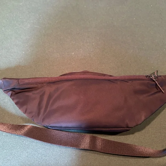 RARE Lululemon everywhere belt bag 2.5L - Picture 5 of 7